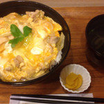 Mitsusedorihompo - 親子丼定食にしてみました、スープとおしんこがつきます