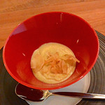 キャベツのポタージュに菊芋チップスが添え