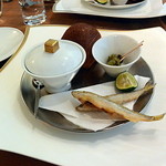 エスパイ クック コウベ - ワカサギ、ばいがい、うにのせジュレ、オリーブパン