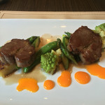 カーサ・デル・チーボ - 12時間じっくりと火を入れた 仔羊肩ロースと春野菜のフリカッセア 卵黄のソース