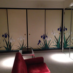 THE SCREEN - 101号室のリビング側の襖絵は菖蒲