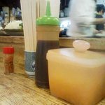 とんかつ おさむ - カウンターの調味料