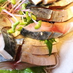 お食事処かなめ - しめ鯖 さっと締めてあるだけ! 切れ込みに注目!!