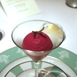 レストラン タテル ヨシノ 銀座 - コンソメスープとニンニクの芽に玉葱とラズベリーのソース