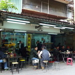 阿亮餃子館 - 外置きのテーブルはいつ来ても賑やかです。