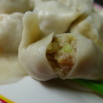 阿亮餃子館 - 薄皮を割ると、キャベツ、黄韮に荒挽き肉がたっぷり。
