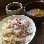 ロコマニ - ご飯は玄米と雑穀米のハーフ&ハーフを選択。