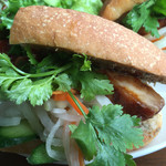 カメイノ食堂 - バインミー。中身は照り焼きチキン