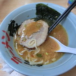 家系ラーメン 近藤家 - 塩ラーメン（食べかけ）
      スープの色に注目