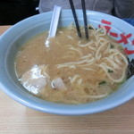 家系ラーメン 近藤家 - ラーメン（食べかけ）
      スープの色に注目