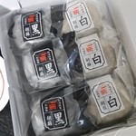 御菓子処　一楽 - 御菓子処一楽の白黒胡麻大福。