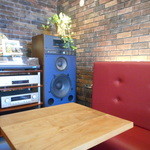 シェ・ジャニー - ご自慢のオーデｲオと積煉瓦の壁