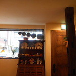 シェ・ジャニー - 飾り窓に打ち出し銅鍋が映える