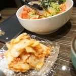 焼肉屋 かねちゃん 至粋亭 - キムチ、かねこサラダ