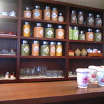 Sageikanten - カウンター前のお茶の棚