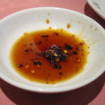 菜香新館 - 酢醤油に、この卓上にあったラー油を混ぜて。