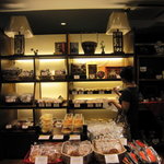 菜香新館 - ロビーに売店があります。XO醤や豆板醤が美味しいですよ。