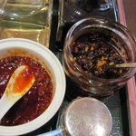 菜香新館 - 酢醤油に、この卓上にあったラー油を混ぜて。