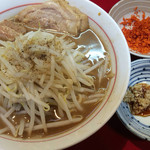千里眼 - ラーメン麺半分 ヤサイ少な目 ニンニクとカラアゲ別皿で 730円 
