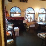 MON - 店内です。入り口側で演奏もできるようです。