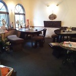 MON - 店内です。ピアノの奥川です。