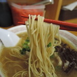 しぇからしか - 細麺ストレート麺、加水率低め。小麦感がある豚骨ラーメンらしい麺キタコレw