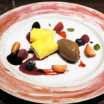 トラットリアビコローレヨコハマ - レーズン入りマスカルポーネチーズのクレープ、チョコレートソルベ、フルーツ