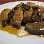 トラットリアビコローレヨコハマ - 山形県産の平牧金華豚ロースト　トリュフソース　トリュフ添え