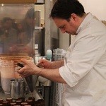 DOUCEURS DE LOUISE - オーナーパティシエ フィリップ・アンドリューさん　後ろに写ってるのは、おおおでは、ありません。スーツ姿です。ｗ