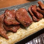 Date No Gyuutan Hompo - 厚切り芯たん！肉厚歯ごたえバッチリ！味噌と塩が選べてミックスも可。味噌のこってりもいいし、塩の肉シンプル味もまた格別。