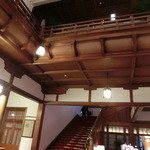 奈良ホテル - 重厚感のあるエントランス。