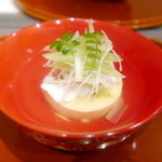 すっぽんの卵豆腐のお椀、出汁はすっぽんとかつおだし半々