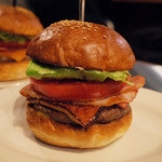 No.18ダイニングバー - キャラメルベーコンチーズバーガー(1600円) ゴートチーズ入り。キャラメルは入っていないらしい