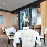 アジュール フォーティーファイブ - 店内のテーブル席の風景です