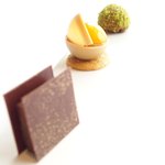 アジュール フォーティーファイブ - ランチコース 7825円 のイタリアミルクチョコレート、桃のピュレ キャラメルソース、アールグレイのお菓子