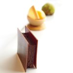 アジュール フォーティーファイブ - ランチコース 7825円 のイタリアミルクチョコレート、桃のピュレ キャラメルソース、アールグレイのお菓子