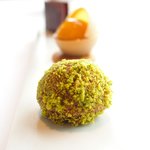 アジュール フォーティーファイブ - ランチコース 7825円 のイタリアミルクチョコレート、桃のピュレ キャラメルソース、アールグレイのお菓子