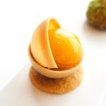 アジュール フォーティーファイブ - ランチコース 7825円 の金柑のコンポート 桃のピュレ キャラメルソース 外側をコーティングしているのがホワイトチョコレート