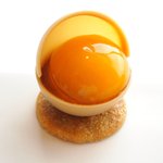 アジュール フォーティーファイブ - ランチコース 7825円 の金柑のコンポート 桃のピュレ キャラメルソース 外側をコーティングしているのがホワイトチョコレート