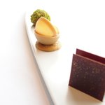 アジュール フォーティーファイブ - ランチコース 7825円 のイタリアミルクチョコレート、桃のピュレ キャラメルソース、アールグレイのお菓子