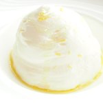 アジュール フォーティーファイブ - ランチコース 7825円 のフロマージュブラン 苺のソース、檸檬の皮入り