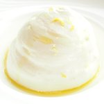 アジュール フォーティーファイブ - ランチコース 7825円 のフロマージュブラン 苺のソース、檸檬の皮入り