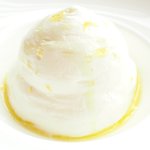 アジュール フォーティーファイブ - ランチコース 7825円 のフロマージュブラン 苺のソース、檸檬の皮入り