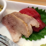 Sushi Hourai - 鯨の赤身とさえずり(舌)。さえずりは脂分が多いので、赤身と一緒に食べると美味しい。