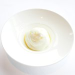 アジュール フォーティーファイブ - ランチコース 7825円 のフロマージュブラン 苺のソース、檸檬の皮入り