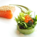 アジュール フォーティーファイブ - ランチコース 7825円 の軽く温めたノルウェイサーモンの軽い燻製 ゴマ風味 ワサビの冷たいヴィネグレット