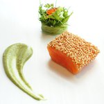 アジュール フォーティーファイブ - ランチコース 7825円 の軽く温めたノルウェイサーモンの軽い燻製 ゴマ風味 ワサビの冷たいヴィネグレット