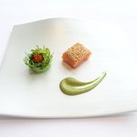 アジュール フォーティーファイブ - ランチコース 7825円 の軽く温めたノルウェイサーモンの軽い燻製 ゴマ風味 ワサビの冷たいヴィネグレット