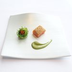 アジュール フォーティーファイブ - ランチコース 7825円 の軽く温めたノルウェイサーモンの軽い燻製 ゴマ風味 ワサビの冷たいヴィネグレット