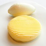 アジュール フォーティーファイブ - ランチコース 7825円 の北海道産の無塩バター、フランス ブルターニュ ブール･ドゥミ・セル(有塩バター)